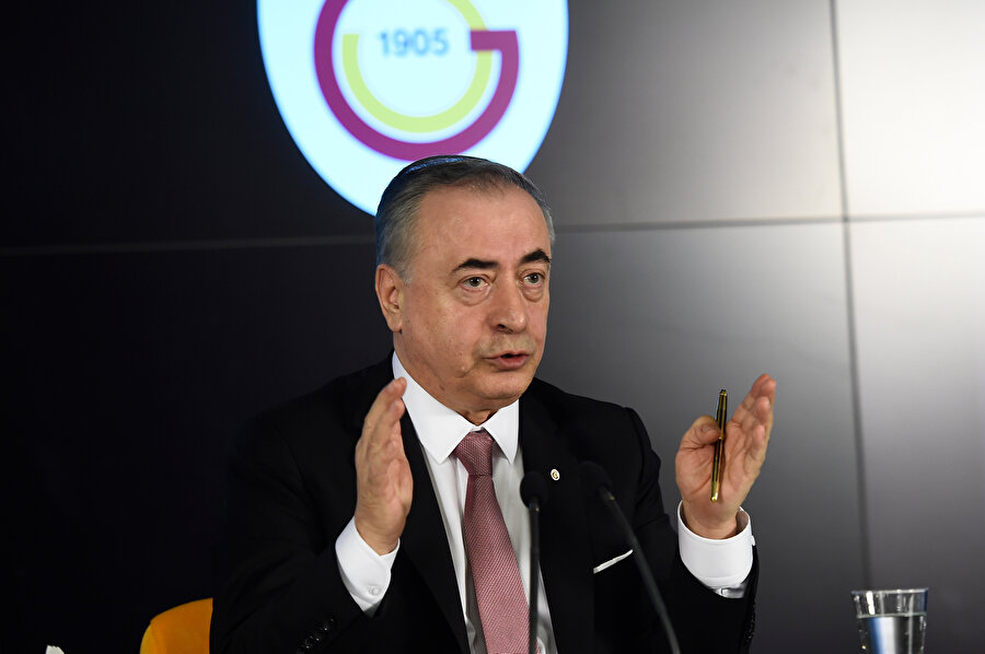 Mustafa Cengiz, düzenlediği basın toplantısında açıklamalarda bulunurken...