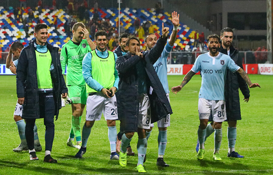 Başakşehirli futbolcular, İzmir deplasmanında kendilerini yalnız bırakmayan taraftarları selamlıyor...