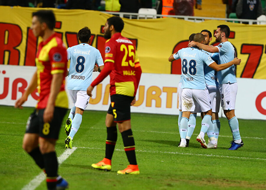 İstanbul ekibi, maçın hemen başında gelen golü kutluyor...