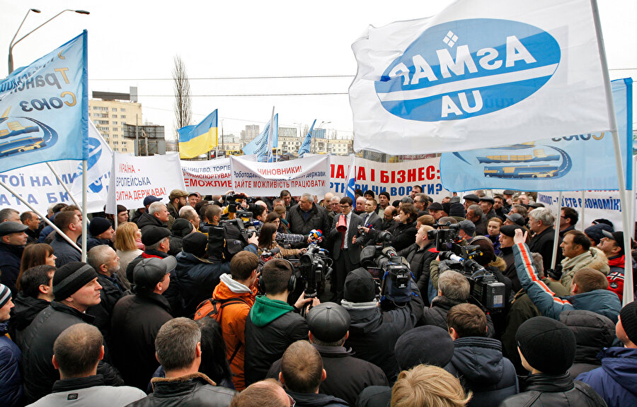Ukrayna'nın başkenti Kiev'de bir grup, Rusya ile diplomatik ilişkilerin kesilmesi talebiyle, protesto gösterisi düzenledi.