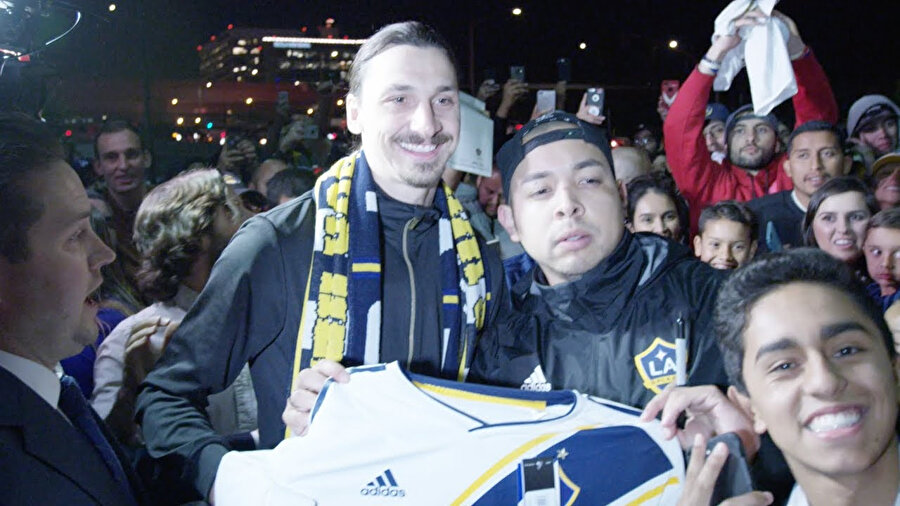 Arşiv: İsveçli yıldız, Los Angeles Galaxy taraftarı ile fotoğraf çektiriyor...