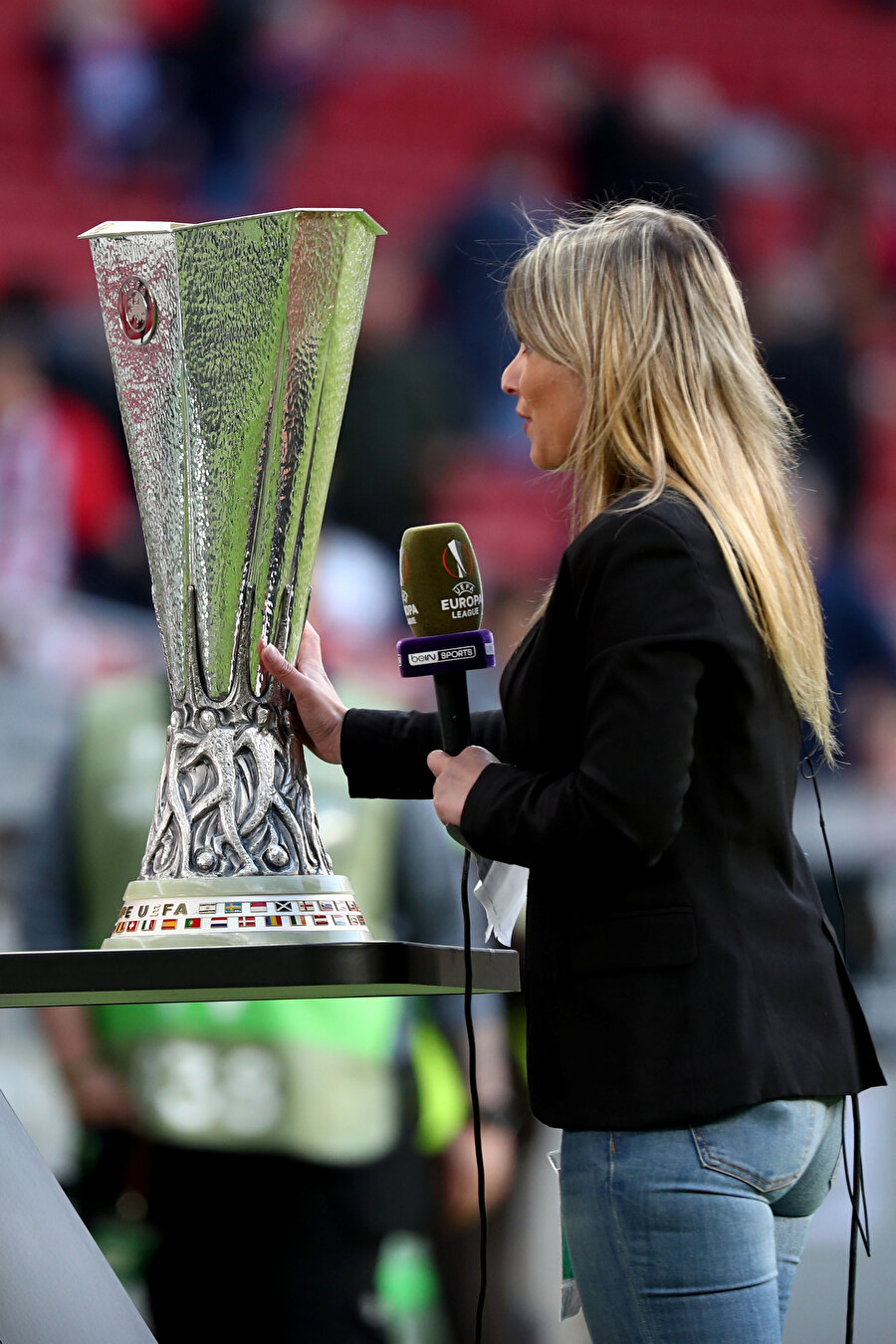 beIN SPORTS muhabiri, UEFA Kupası'yla birlikte yayın yapıyor.
