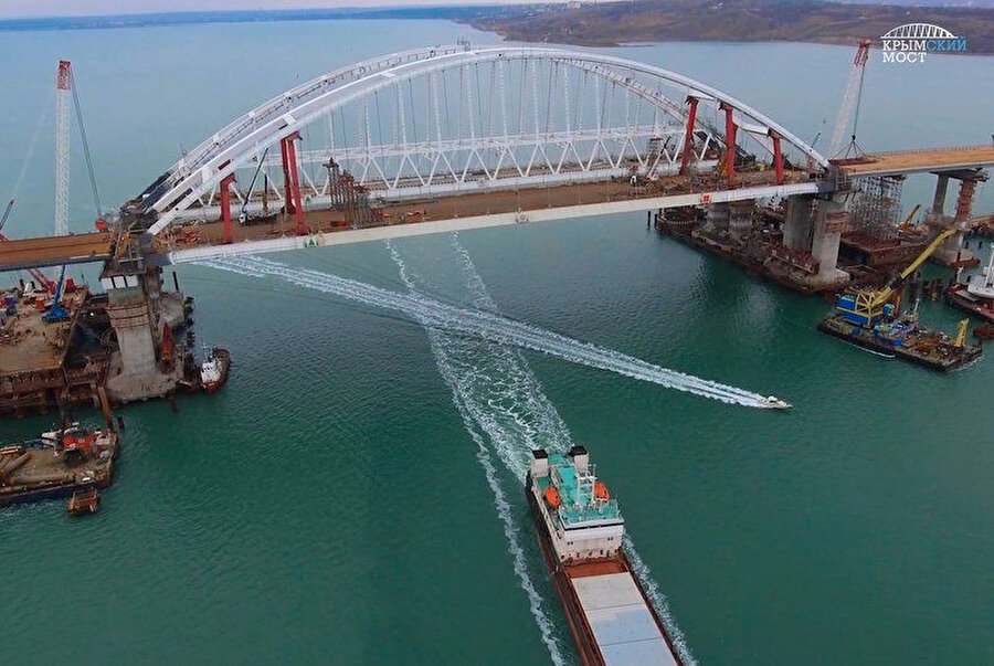 Ukrayna-Rusya arasındaki gerilim Rusya'nın geçen yıl, Kerç Boğazı üzerinde Azov Denizi'ne uzanan bir köprüyü açmasıyla artmıştı.