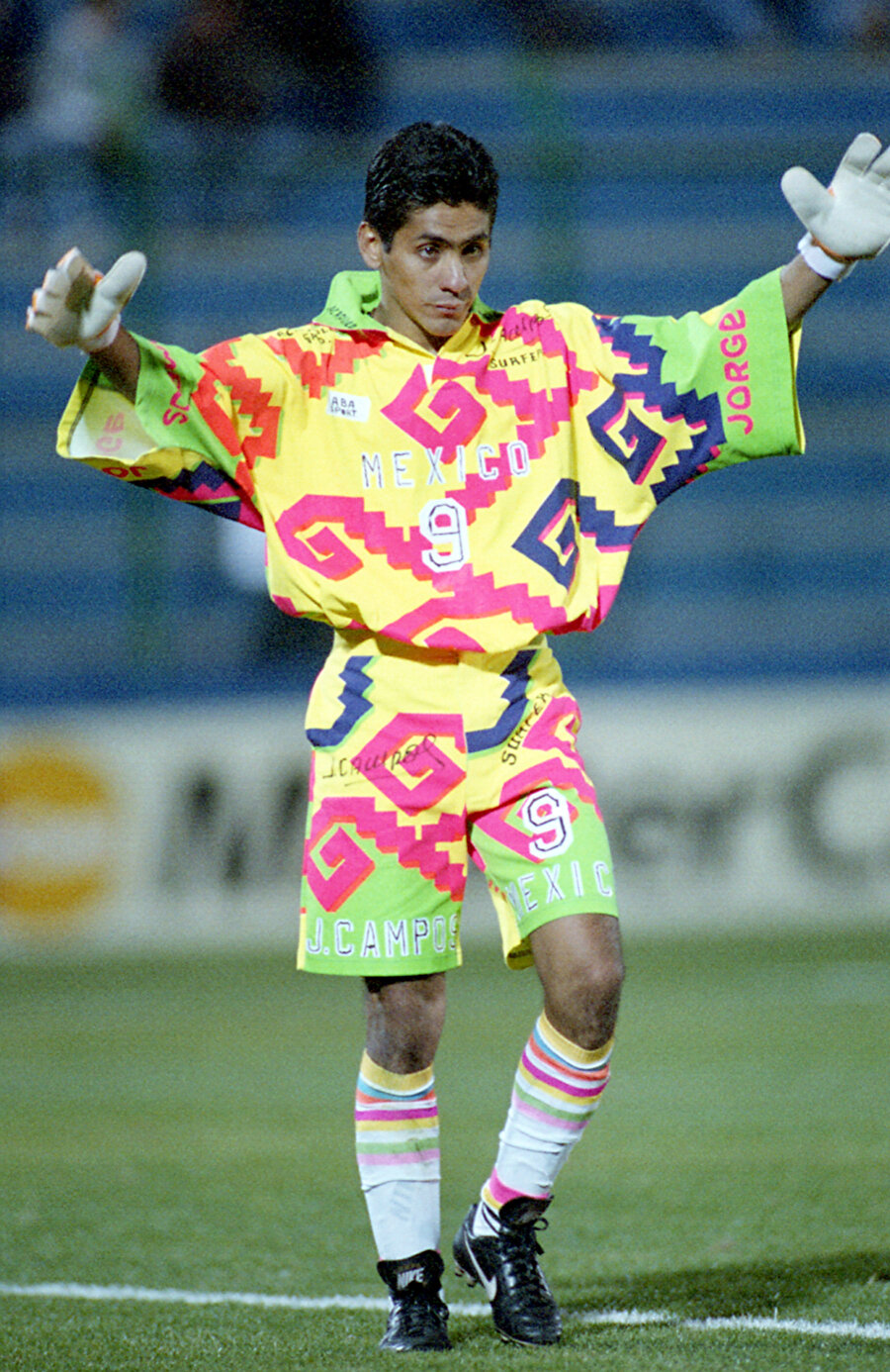 Jorge Campos, Meksika milli takımının formasıyla maçtan önce topsuz ısınıyor.