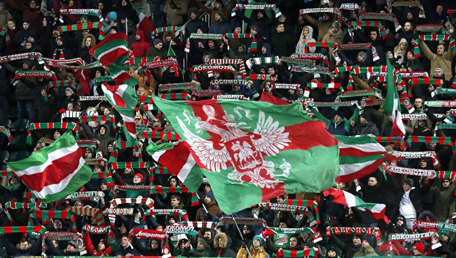 Lokomotiv Moskova tribünleri bayrak ve atkılarla takımlarına destek oluyor.