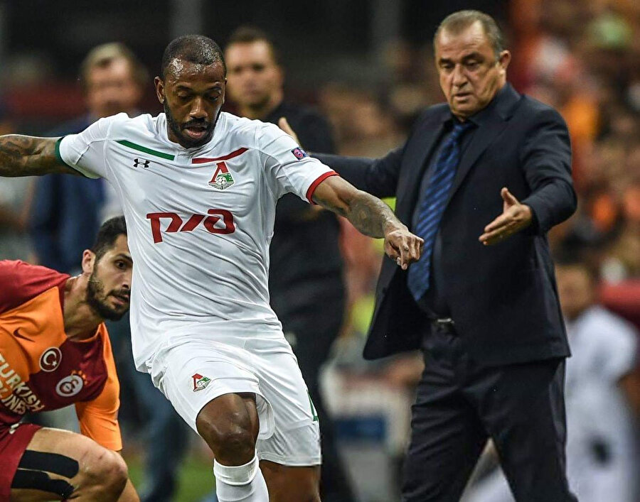 Fatih Terim, Türk Telekom Stadı'nda oynanan ilk maçta Fernandes'in Emre Akbaba'yı birebirde eksiltmesini izliyor.