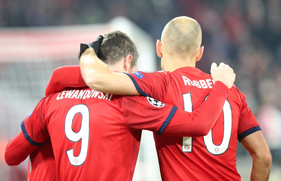 Robben ve Lewandowski gol sonrası sevinirken...