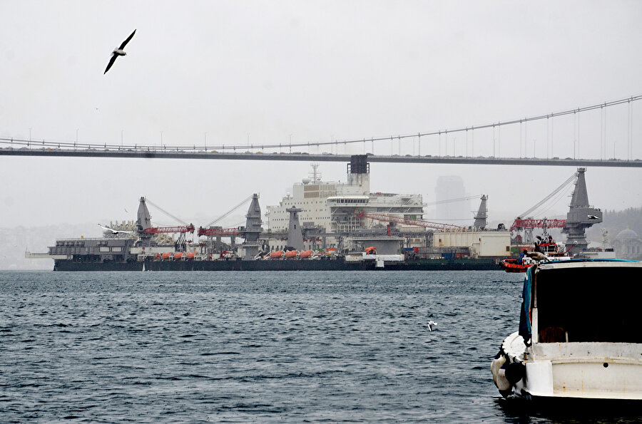 İstanbul Boğazı, dün gece tehlikeli yük taşıyan gemilerin geçişine kapatıldı.