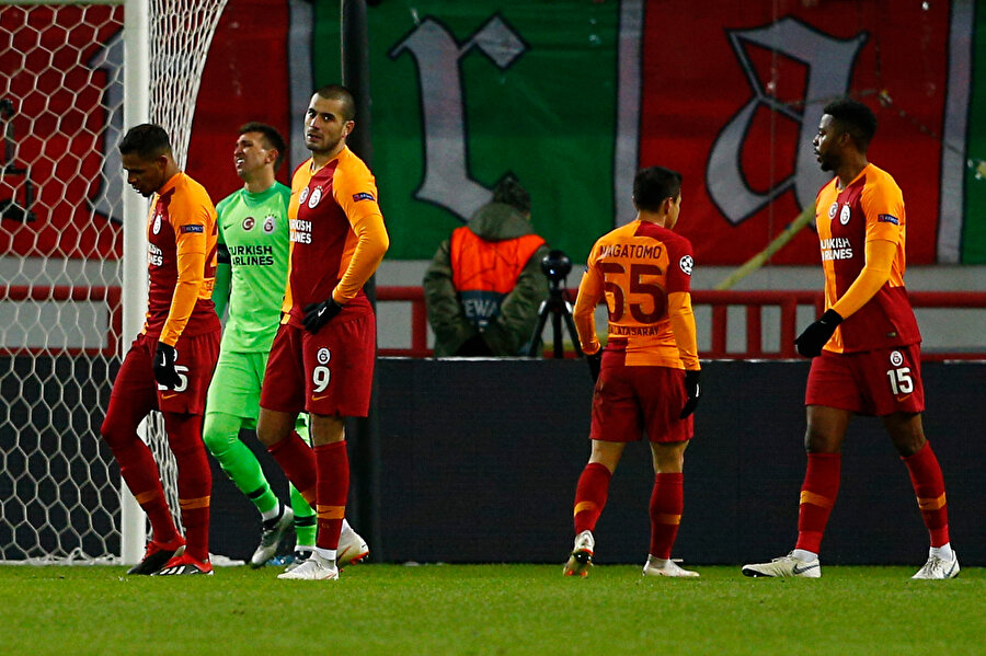Galatasaraylı futbolcular yenilen ikinci golden sonra moral olarak tamamen çöktü.