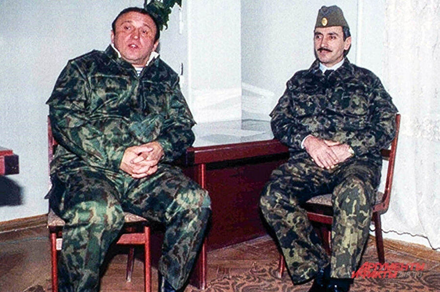 Rusya Federasyonu Savunma Bakanı Pavel Graçev (solda) ve Çeçenistan Devlet Başkanı Cohar Dudayev