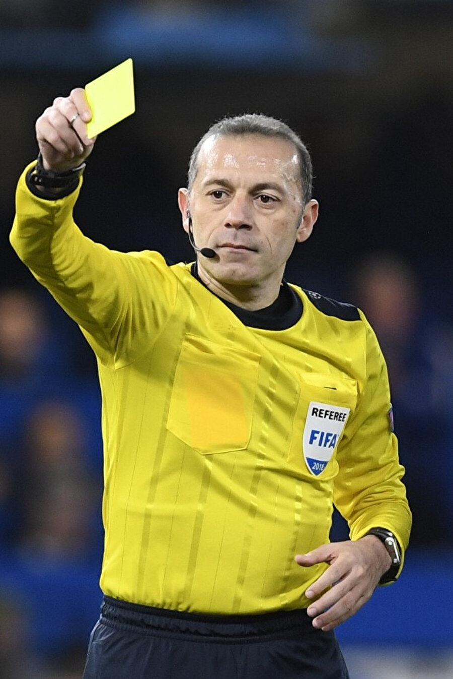 FIFA kokartlı hakem sarı kart çıkarıyor...