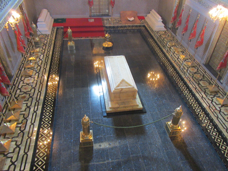 Rabat'ta Kral Beşinci Muhammed'in (ortada), Kral Hasan'ın (solda) ve kardeşi Mulay Abdullah'ın mezarlarının bulunduğu mozole.