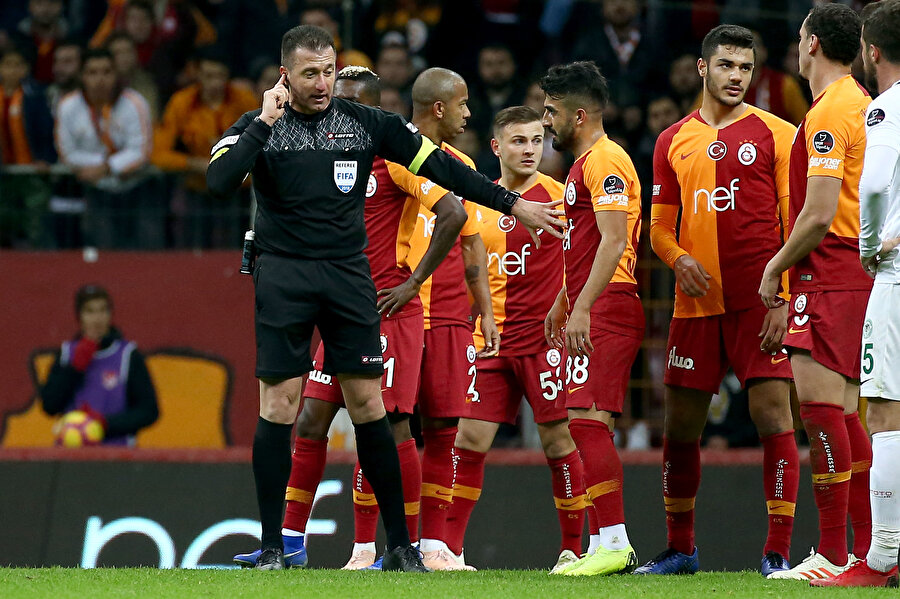 Galatasaraylı futbolcular, Konyaspor maçında verilen penaltıya isyan ediyor...