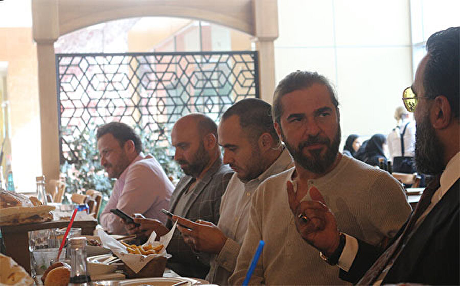 Düzyatan, Doha'da bulunan Türk restoranı Şazeli'de hayranlarıyla buluştu.