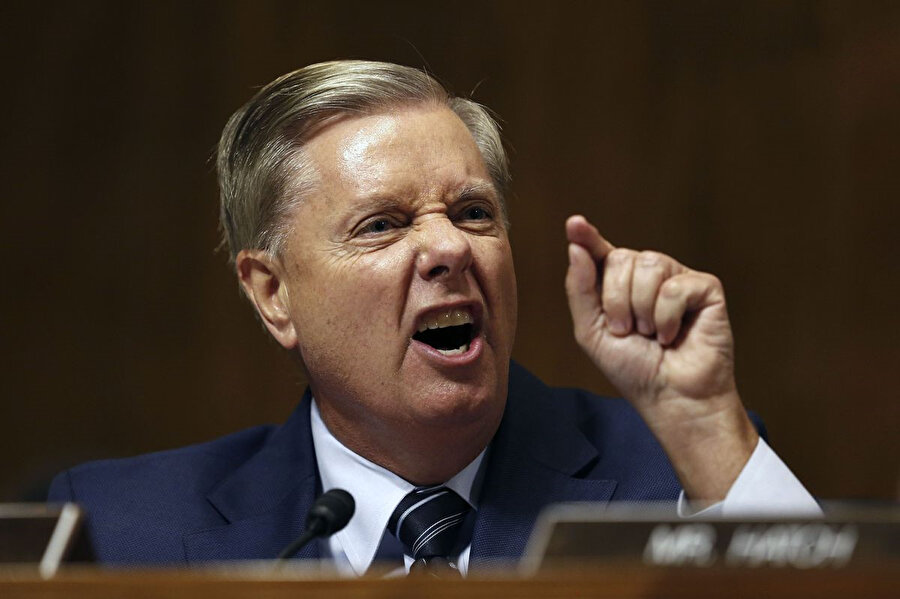 Suudi Arabistan’a bugüne kadar en sert tepkiyi veren senatörlerden biri olan Cumhuriyetçi Senatör Lindsay Graham. Graham, Suudi Arabistan konusundaki tasarı dahil her önemli konudaki oylamada CIA, senatörlere Kaşıkçı konusunda bilgi verene kadar oy kullanmayacağını söylemişti.