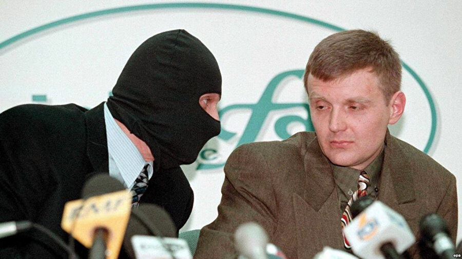 Aleksandr Litvinenko (sağda) 1998 yılında Moskova'da basın toplantısı düzenledikten sonra FSB'nin baskısına uğradı ve 1999 yılında tutuklandı.