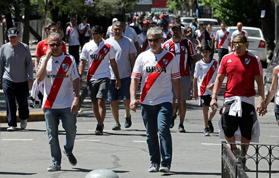 River Plate taraftarları stada doğru yürüyor.
