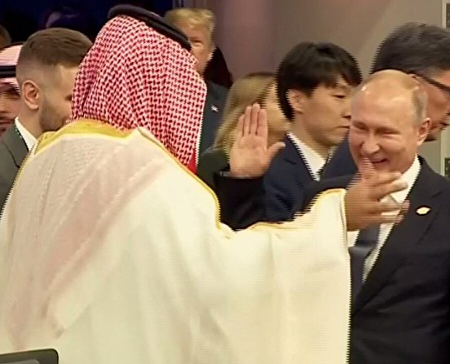 Fotoğraf çekiminden Kaşıkçı cinayeti nedeniyle tepkilerin odağında yer alan Suudi Arabistan Veliaht Prensi Muhammed bin Selman ile Rusya Devlet Başkanı Vladimir Putin arasında samimi tokalaşma dikkati çekti.