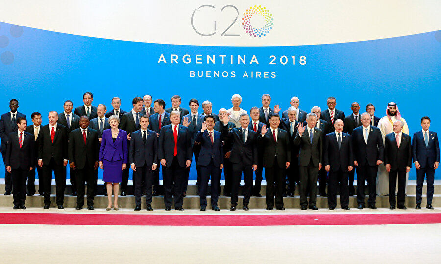 Arjantin'in başkenti Buenos Aires'de iki gün sürecek G-20 Liderler Zirvesi başladı. Türkiye Cumhurbaşkanı Recep Tayyip Erdoğan (ön sıra sol 2) ve Liderler aile fotoğrafı için bir araya geldi. 