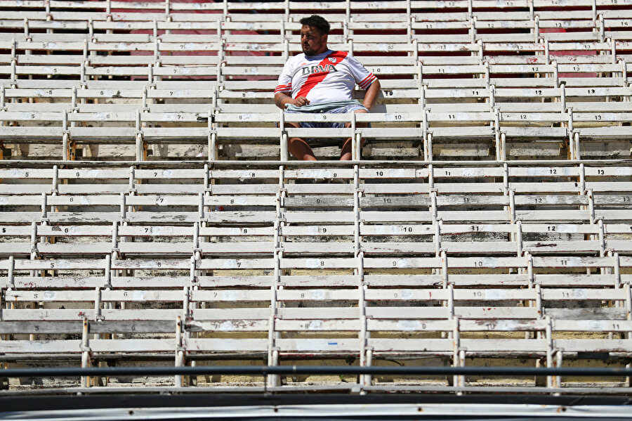 River Plate taraftarı tek başına tribünde maç saatini bekliyor.