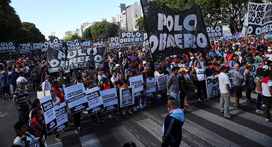Ekonomisi en gelişmiş 20 ülkenin oluşturduğu G20'nin liderler zirvesine ev sahipliği yapan Arjantin'in başkenti protestolarla sarsılıyor. Macri hükümeti, başkenti kısmen kapatırken halka Buenos Aires'i iki günlüğüne terk etme çağrısı yaptı. G20, IMF ve Macri'yi protesto eden Arjantinliler geri adım atmıyor.