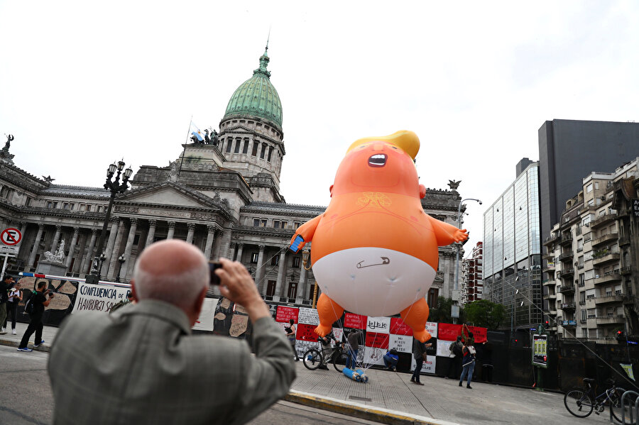 Buenos Aires'teki Kongre binasının önüne, G20 Liderler Zirvesinin öncesinde "Bebek Trump" balonu yerleştirildi.