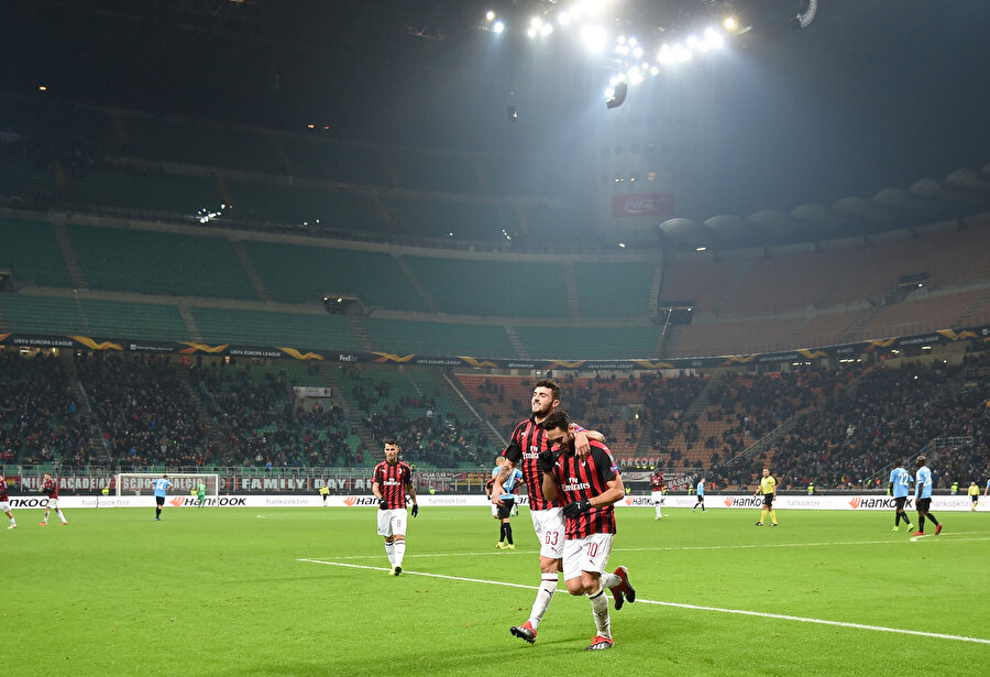 Hakan Çalhanoğlu golün sevincini yaşamak için tribünlere koşuyor.