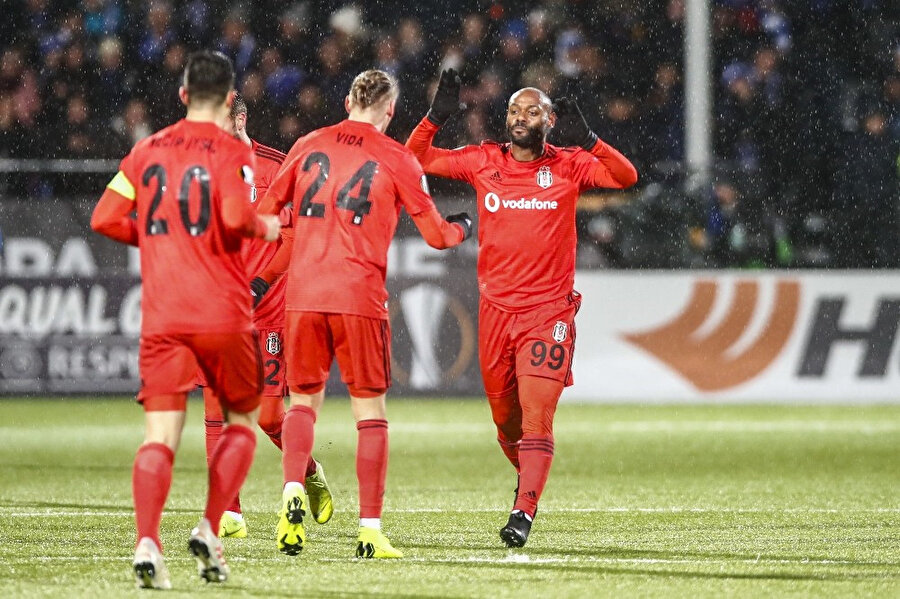 Sarpsborg karşısında 2-0 geriye düşen Beşiktaş, sahadan 3-2 galip ayrılmasını bildi.