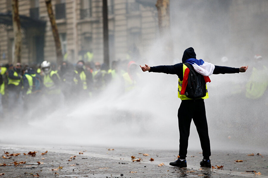 Protestocular Cumhurbaşkanı Macron'u halktan kopuk olmakla eleştiriyor.