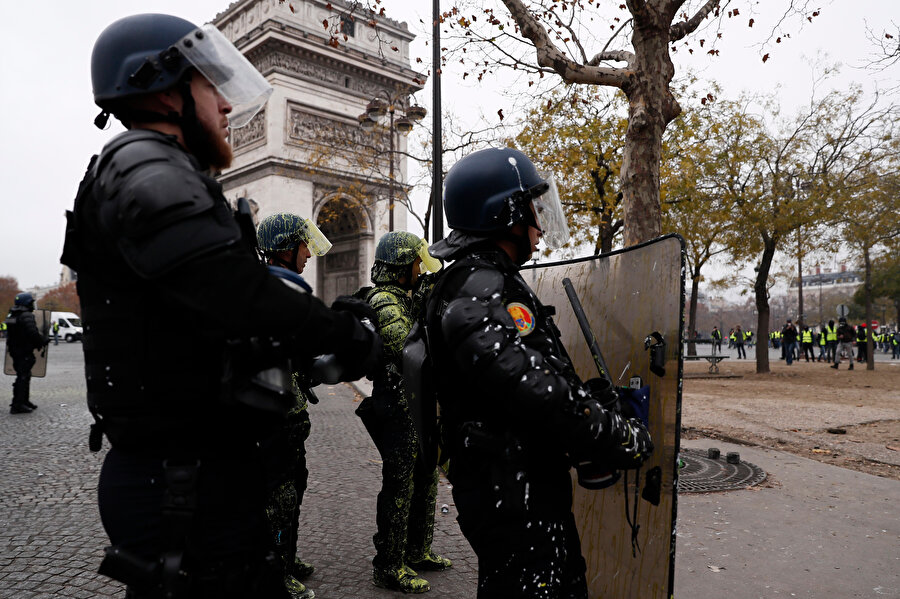 Fransa'da, "Sarı yelekliler" adı altında örgütlenen eylemcilerin akaryakıt zamlarına karşı protestoları başkent Paris'teki Champs-Elysees Caddesi'nde devam ediyor. Güvenlik güçleri gösteriye müdahale etti.