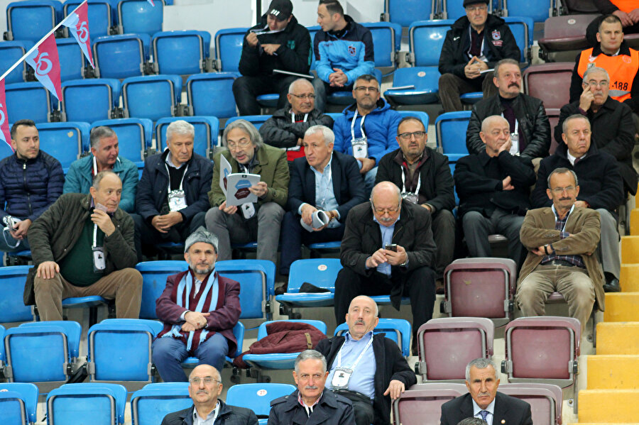 Kongre üyeleri Hayri Gür Spor Salonu tribünlerinden genel kurulu izlerken...