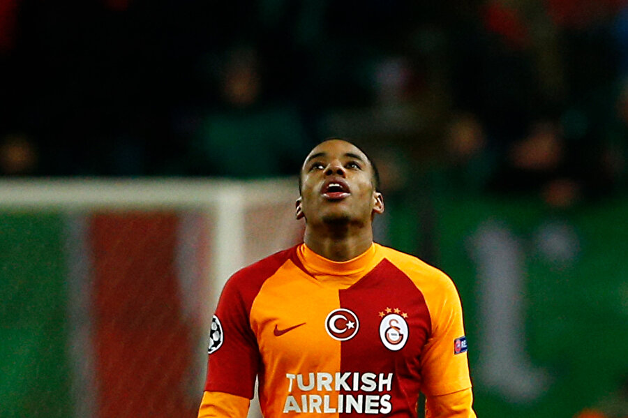 Garry Rodrigues, kaçırdığı gol sonrası üzüntü yaşarken...