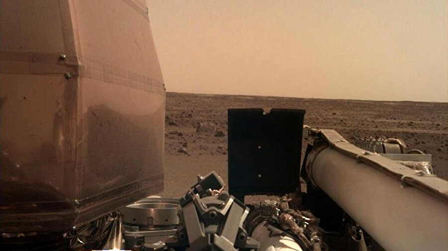 Insight'ın çektiği Mars fotoğrafı.