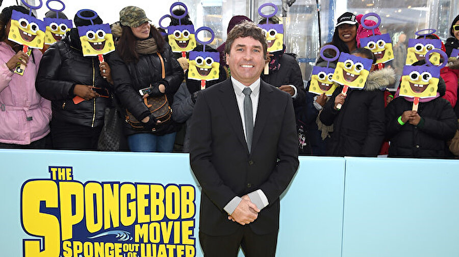 Stephen Hillenburg, Sünger Bob çizgi dizisinin filminin galasında hayranlarıyla poz vermişti.