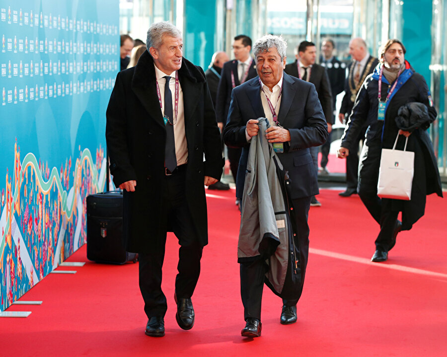 Lucescu, TFF Başkan Vekili Servet Yardımcı ile birlikte kuranın çekileceği salona doğru yürürken...