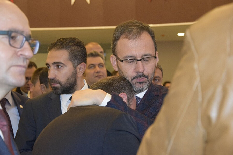 Bakan Varank'ı, Gençlik ve Spor Bakanı Mehmet Muharrem Kasapoğlu teselli etti.