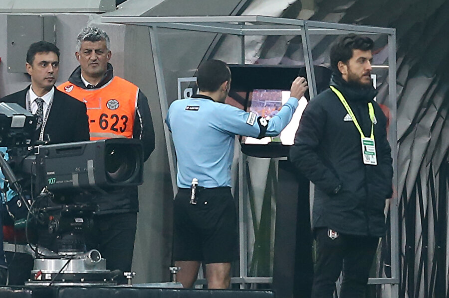 Cüneyt Çakır, VAR ekranında penaltı pozisyonunu izliyor.