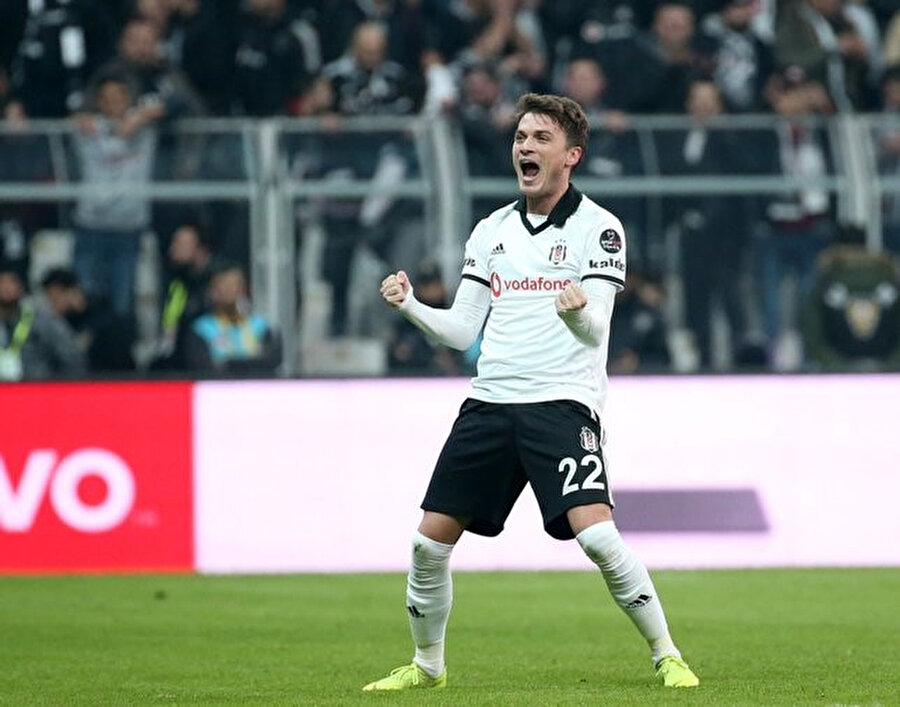 Adem Ljajic, penaltıyı gol çevirdikten sonra büyük sevinç yaşadı.