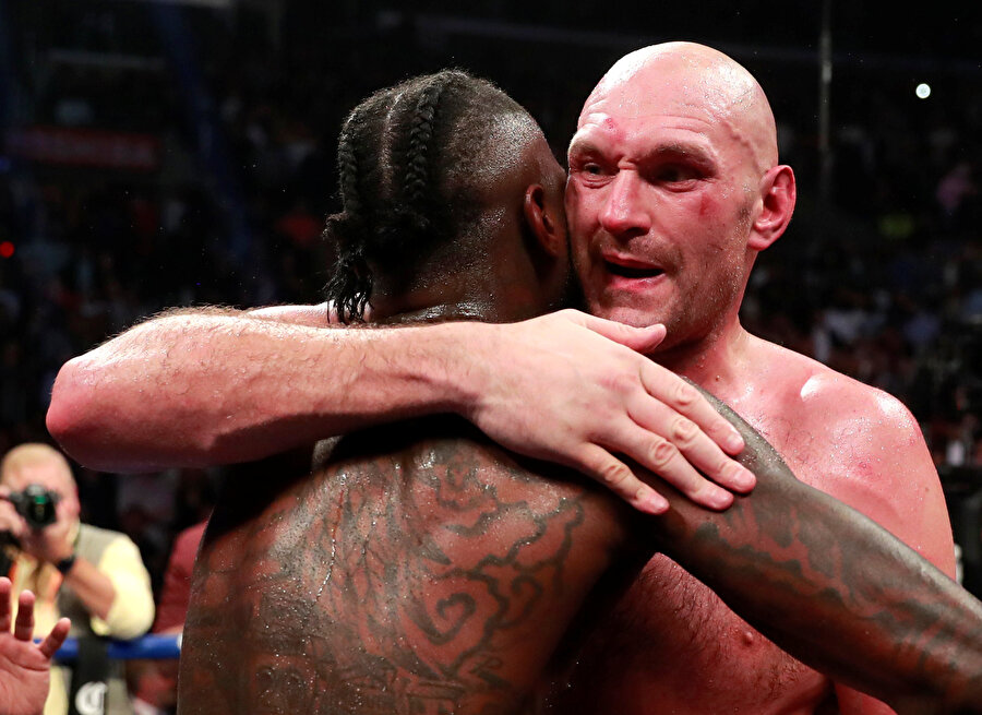 Wilder ve Fury müsabaka sonrası güzel görüntüler sergilediler.