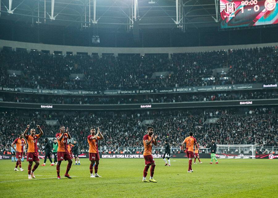 Galatasaraylı futbolcular, deplasman tribününü selamlıyor.