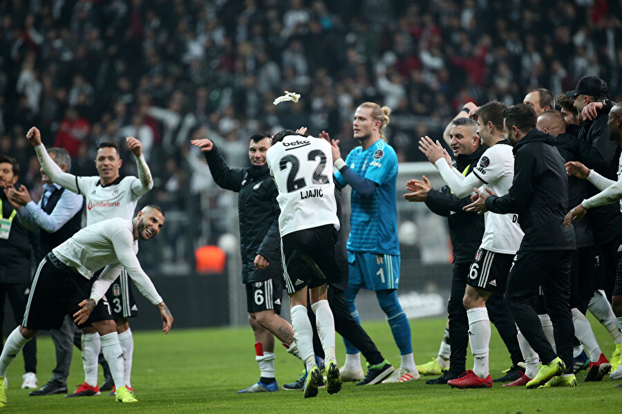 Beşiktaşlı futbolcular, derbi galibiyetinin coşkusunu tribünlerle paylaşıyor.