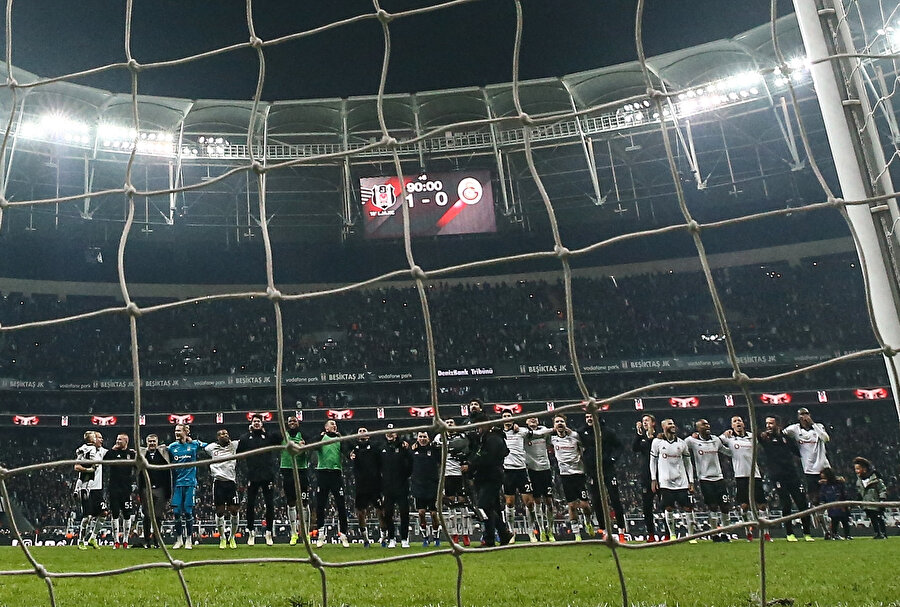 Beşiktaş maç sonunda derbi galibiyetini taraftarla birlikte tezahürat yaparak kutladı.