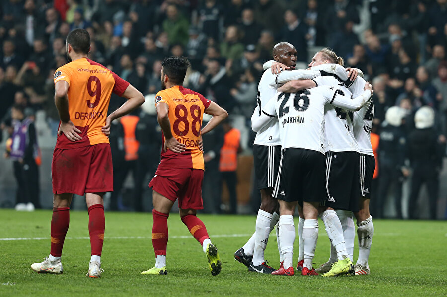 Galatasaraylı futbolcular maç sonunda büyük üzüntü yaşadı.