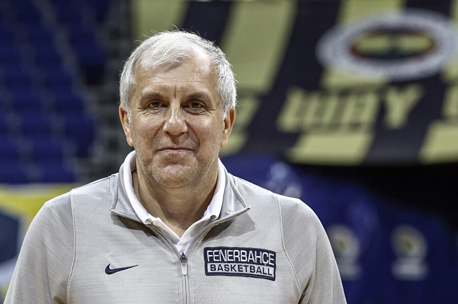 Zeljko Obradovic, objektiflere poz verdi.