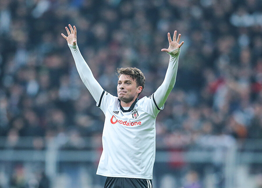 Adem Ljajic, 'kartal duruşu' sevinci yaparken...