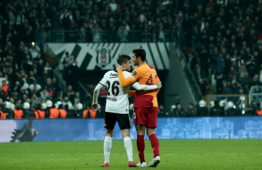Türk futbolunun gelecek vaad eden iki ismi Dorukhan Toköz ve Ozan Kabak maç sonrası güzel bir görüntü verdiler.