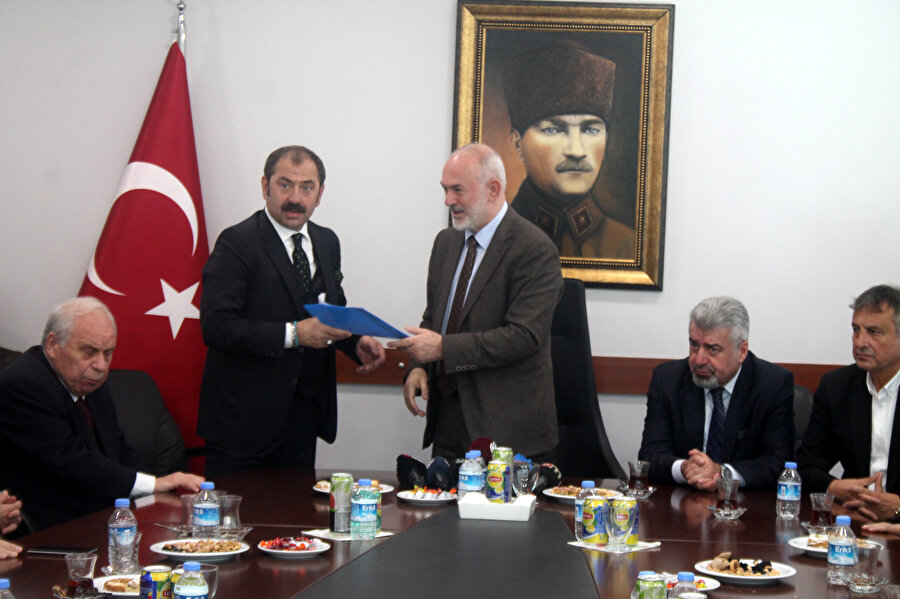 Genel sekreter Ömer Sağıroğlu divan kurulu başkanı Ali Sürmen'in elinden mazbatasını alırken...