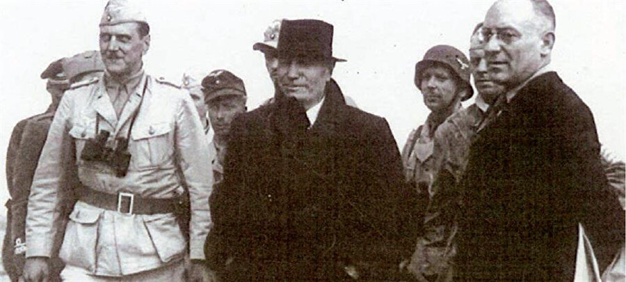 Skorzeny'nin haklı gururu Kurtardığı Mussolini ile dağ otelinden ayrılan Otto Skorzeny'nin yüzünde, görevini başarıyla yerine getirmenin gururu okunuyor.