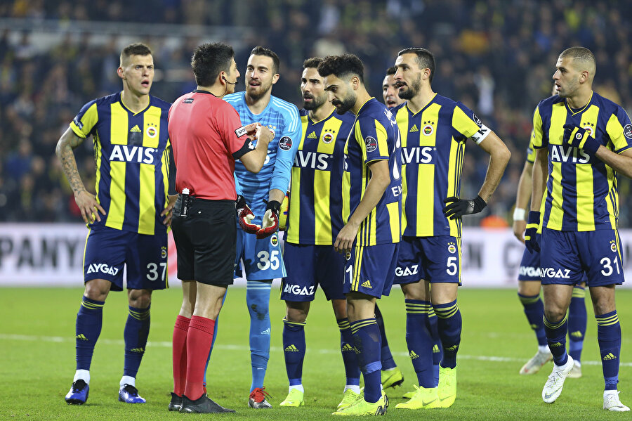 Fenerbahçeli futbolcular Edouk golüne itiraz ediyor...