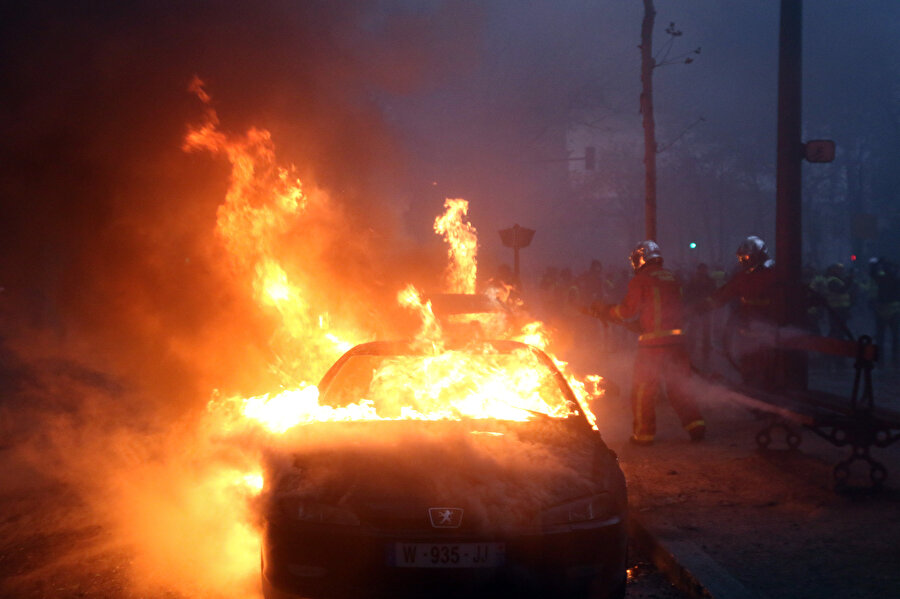 Fransa'daki gösterilerde arabalar ateşe verildi.